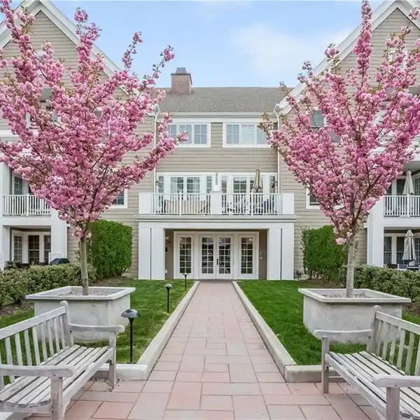 TOP FLOOR CORNER PENTHOUSE IN PALMER HILL