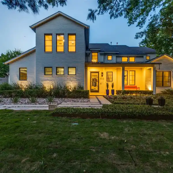 CONTEMPORARY FARMHOUSE DESIGN NESTLED ON A QUIET STREET