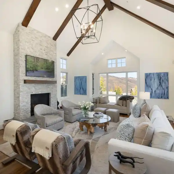 COMPLETELY RENOVATED KENSINGTON GREEN RESIDENCE