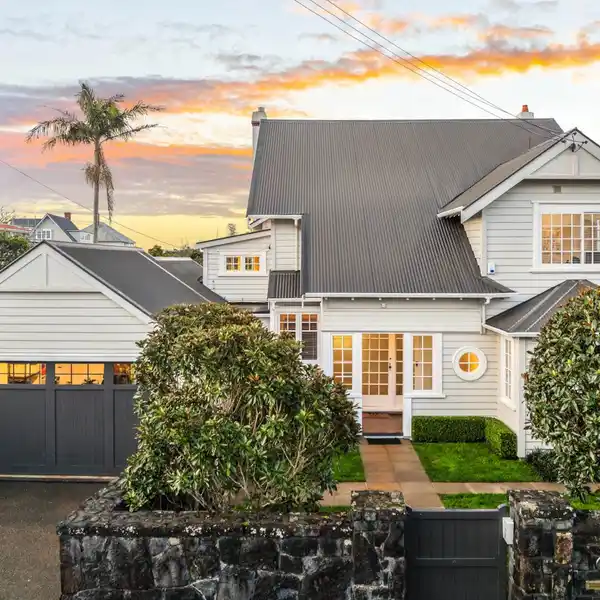 REMUERA CHARACTER HOME WITH POOL