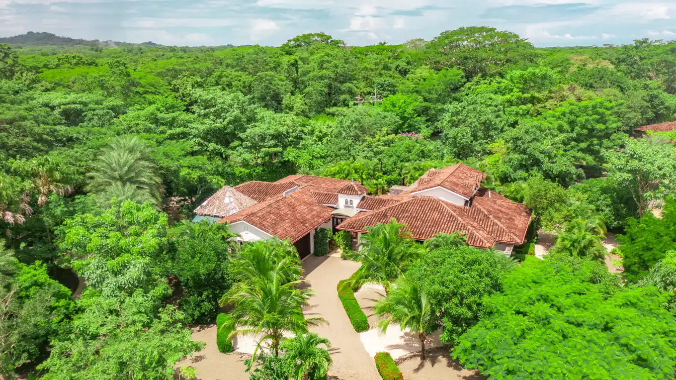 Pura Vida House: Six Bedroom Home in a Gated Community