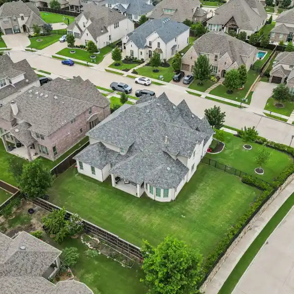 TIMELESS ELEGANCE MEETS TRANSITIONAL DESIGN IN WHITLEY PLACE