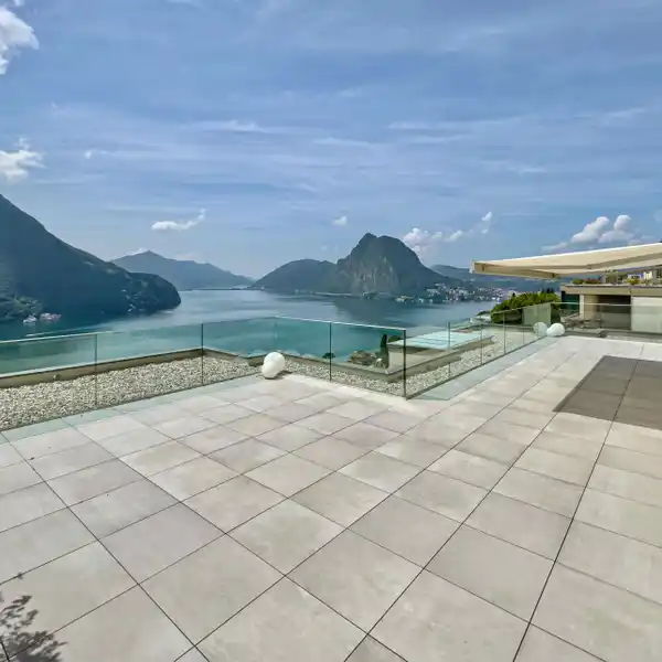 LAKEFRONT LIVING WITH ROOFTOP SPLENDOR