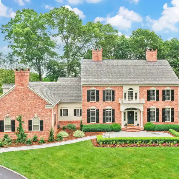 CUSTOM ESTATE IN PRESTIGIOUS RED HILL