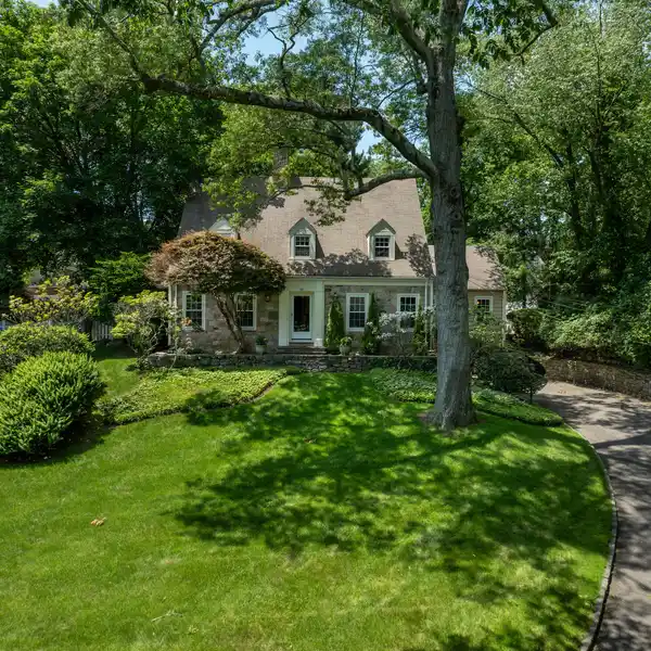 CLASSIC STONE-FRONT CAPE IN HIGHCLIFF