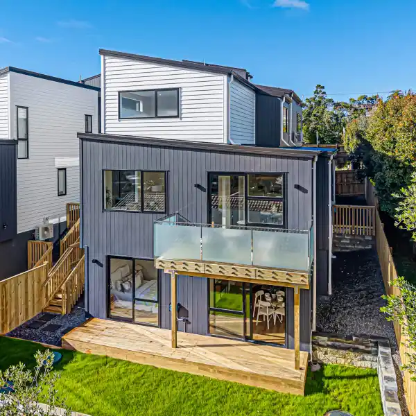 STUNNING BRAND NEW MODERN HOME