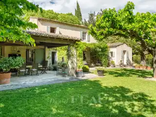 Peaceful Retreat at the Foot of Alpilles