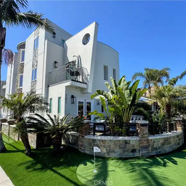 BRIGHT, OPEN FAMILY ROOM FILLED WITH NATURAL LIGHT