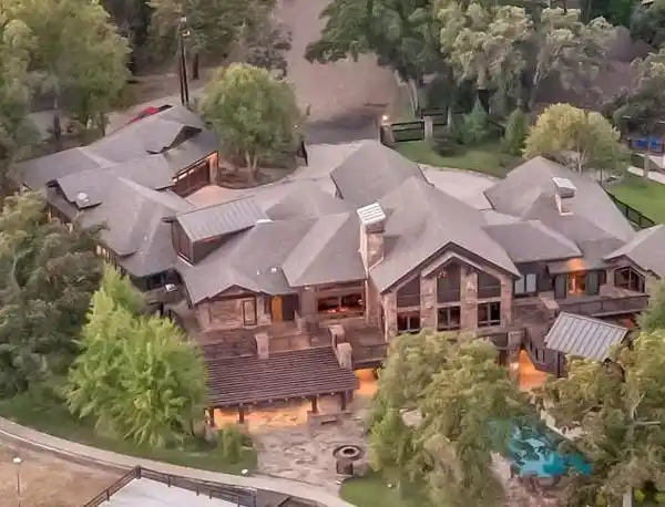RESORT-STYLE WATERFRONT LODGE AT CEDAR CREEK LAKE