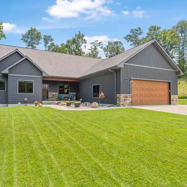LIKE-NEW CUSTOM WELL-CRAFTED HOME