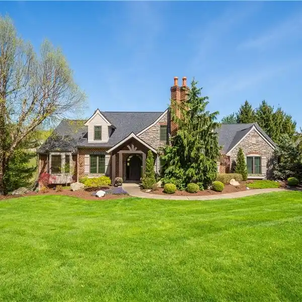 REFINED LUXURY OVERLOOKING SOUTHPOINTE GOLF COURSE