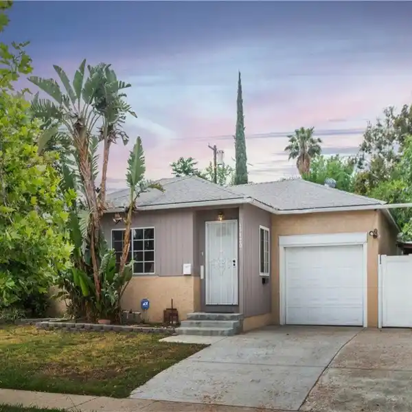 SPACIOUS ENCINO PARK HOME ON A PRIVATE LOT