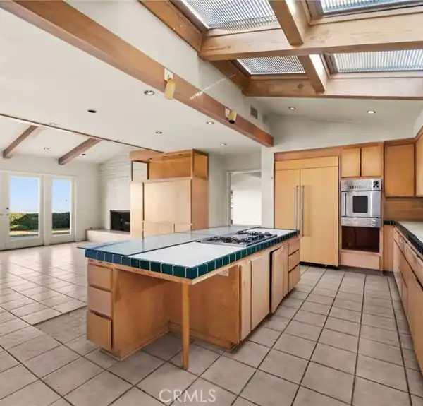 EXPANSIVE PROPERTY WITH HUGE VIEWS