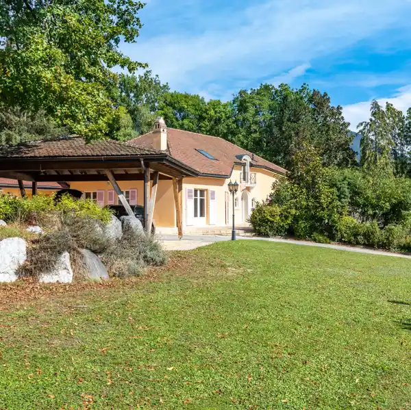 RENOVATED PROPERTY ON THE HEIGHTS OF GEX