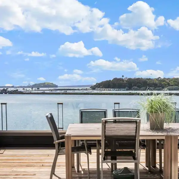 WATERFRONT ARCHITECTURAL ICON