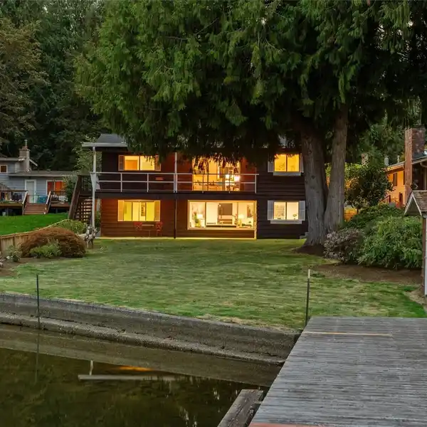 CHARMING LAKESIDE HOME