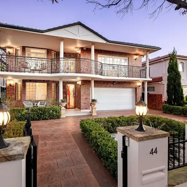 GRAND-SCALE HOME WITH A FLOWING DESIGN