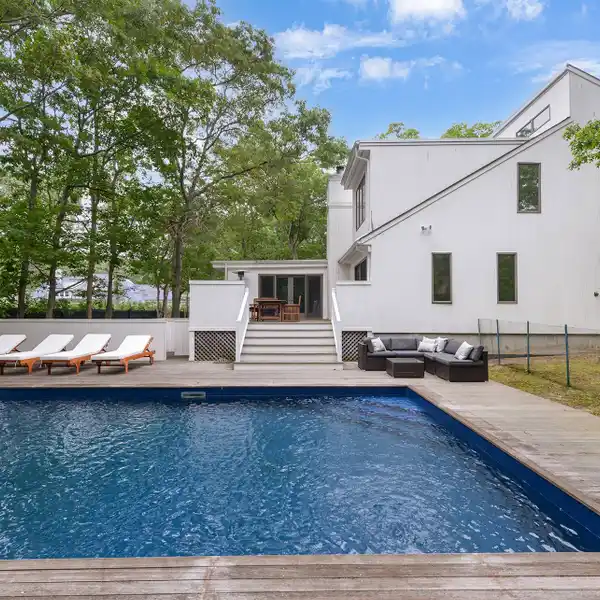 STRIKING COLONIAL RETREAT FOR RENT