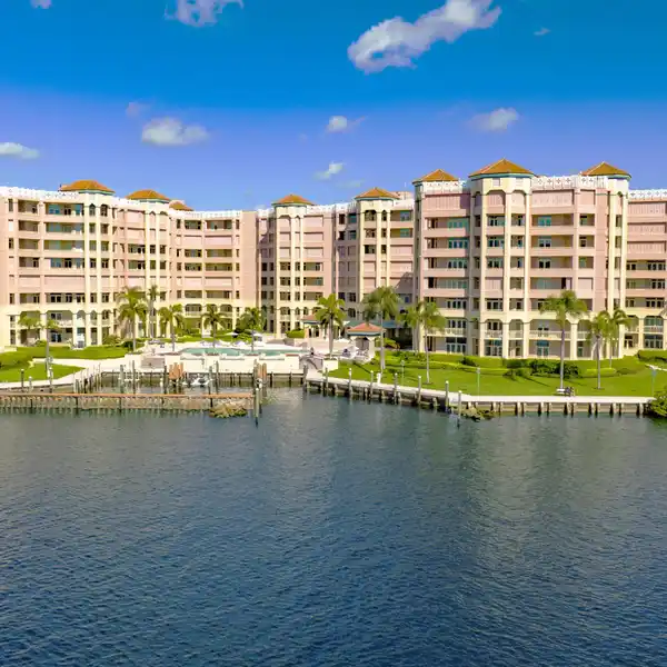 SPECTACULAR RESIDENCE WITH STUNNING WATER VIEWS