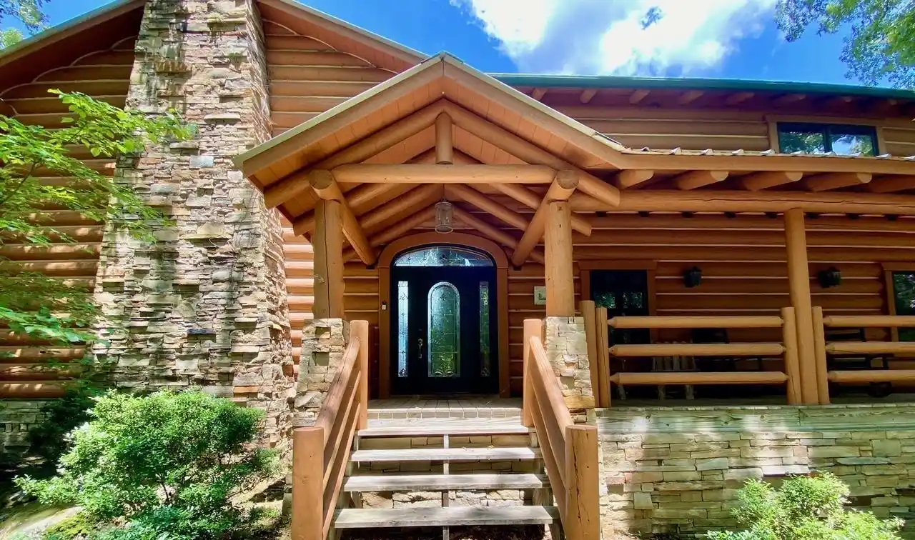 Remote Log Cabin on Lake Hamilton
