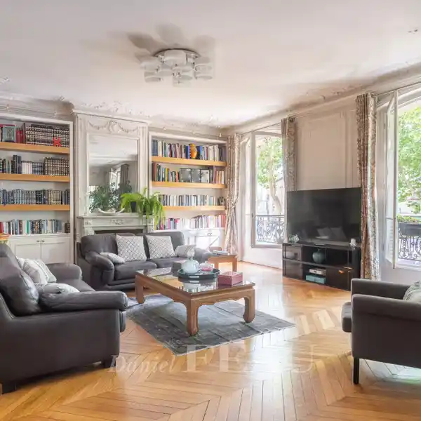SOUTH-FACING APARTMENT BATHED IN SUNLIGHT