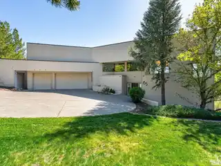 Modern Architecture with Expansive Views