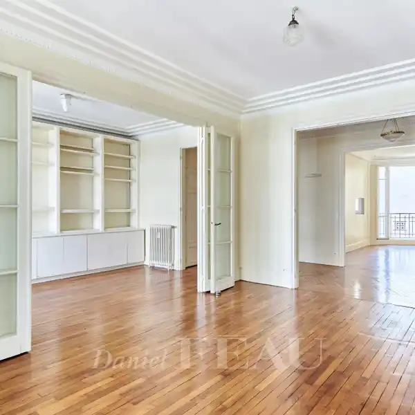 BRIGHT AND PEACEFUL APARTMENT IN AN ART DECO BUILDING