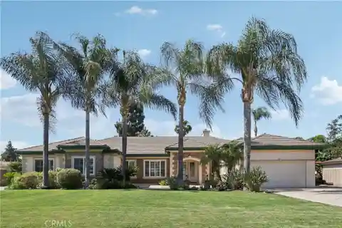 Custom-Built Estate with Detached Garage