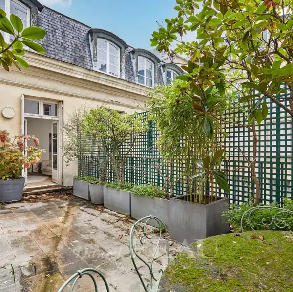 PEACEFUL APARTMENT IN A PERIOD BUILDING