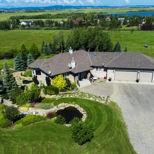 SEVEN-ACRE PARADISE WITH STUNNING MOUNTAIN VIEWS