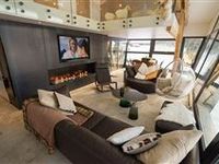 BEAUTIFUL AND SPACIOUS LES GATES APARTMENT