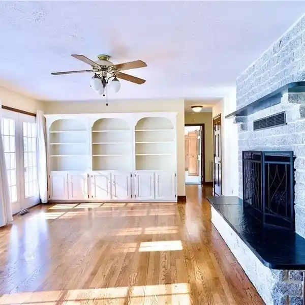 CUSTOM BUILT LAKE CHESDIN WATERFRONT HOME