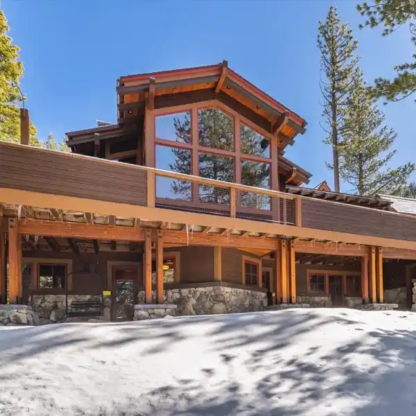 SOPHISTICATED MOUNTAIN LIVING IN A FANTASTIC SETTING