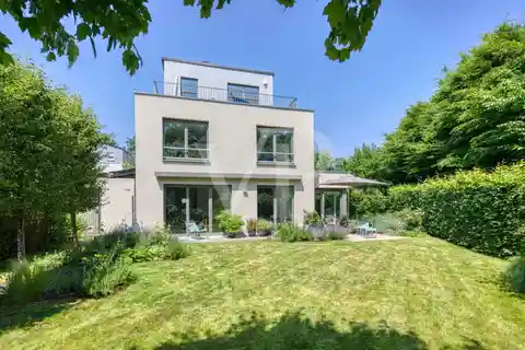 Modern Architect-Designed House in a Prime Location