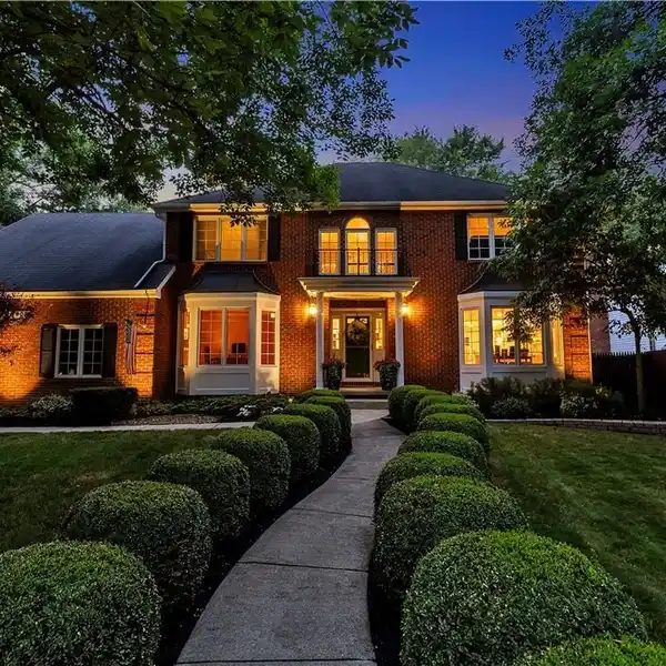 MAGNIFICENT COLONIAL ON A BEAUTIFUL LOT