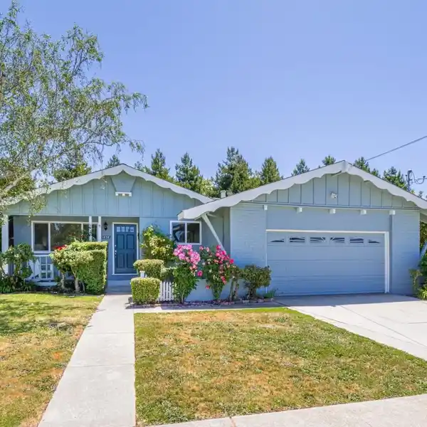 CHARMING HOME WITH A LARGE YARD