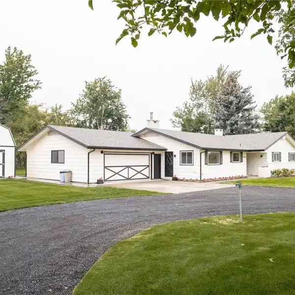 RARE 10-ACRE RETREAT