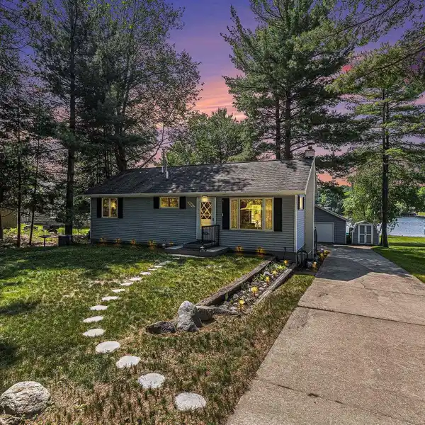 INVITING CLAM LAKE RANCH HOME