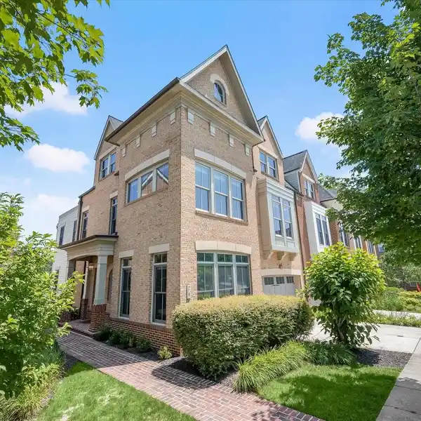LUXURY TOWNHOME IN SOUGHT-AFTER MAPLE LAWN