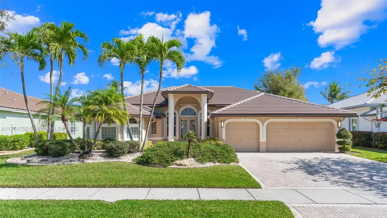 Gorgeous Waterfront Pool Home in the Heart of Coral Springs