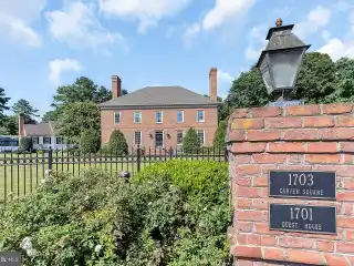 Stunning Estate with Private Guest Cottage