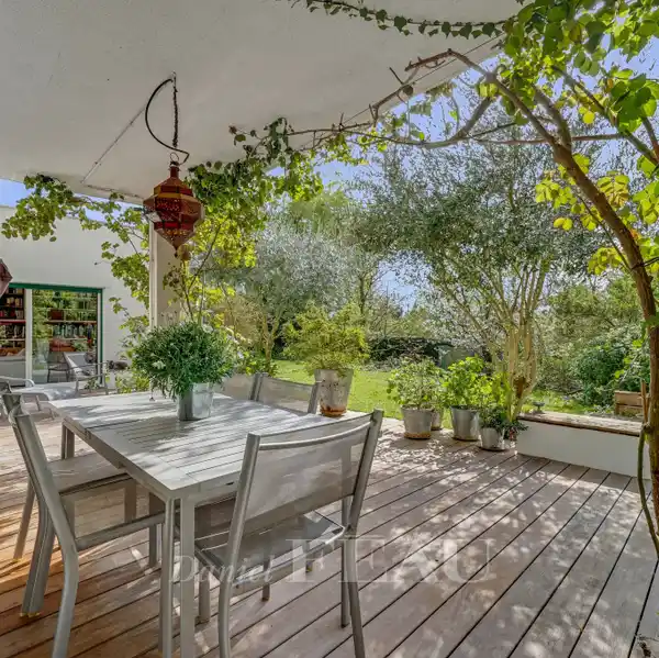 LIGHT-FILLED FAMILY HOME WITH MEDITERRANEAN GARDEN