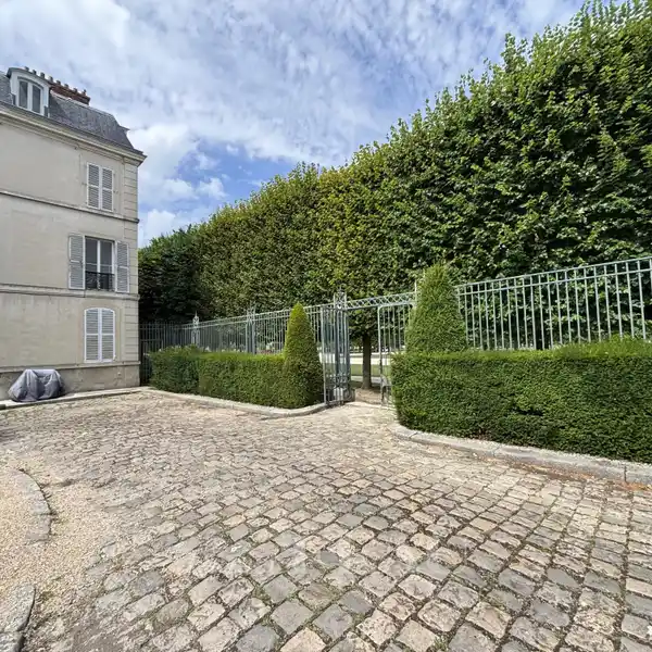 SPACIOUS HOME IN SUPERB PRIVATE MANSION