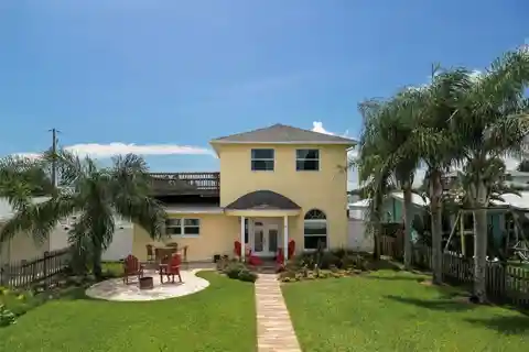Charming Coastal Retreat with Ocean Peek