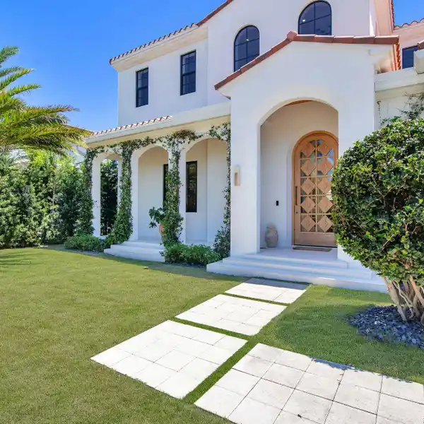 UBER-CHIC AND EFFORTLESSLY COOL MODERN RESIDENCE