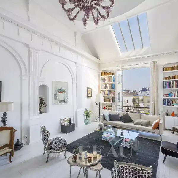 TOP-FLOOR APARTMENT OVERLOOKING GARDEN