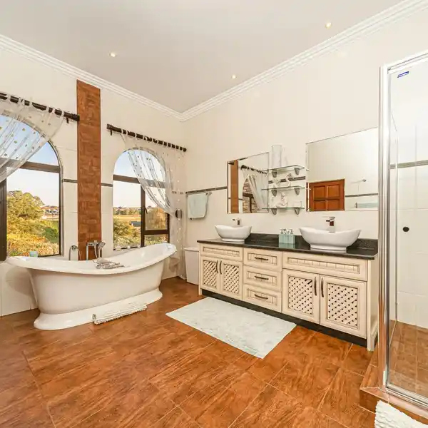 LUXURIOUS FAMILY HOME WITH FLATLET IN EAGLE CANYON GOLF ESTATE
