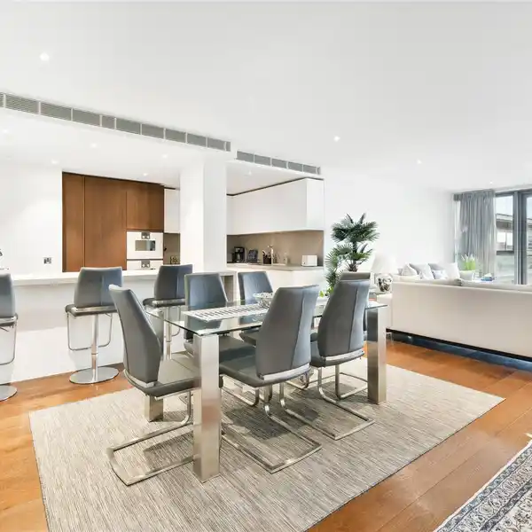 SPACIOUS AND STYLISH APARTMENT