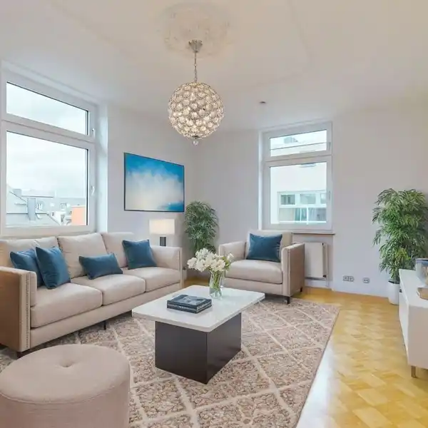 GENEROUSLY PROPORTIONED APARTMENT IN A CLASSIC BUILDING