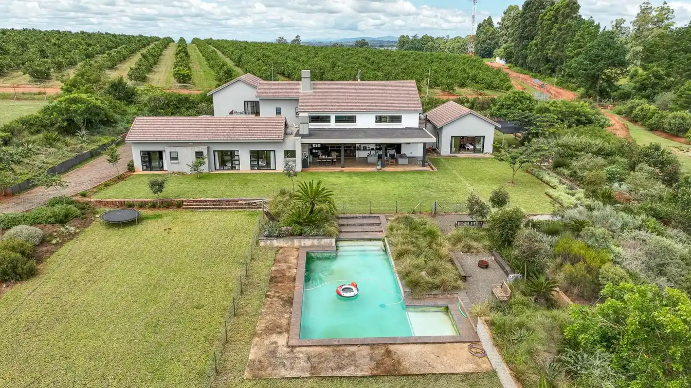 Spacious Family Retreat on Lake Longmere